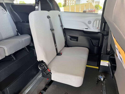 2025 Toyota Sienna LE 8-Passenger