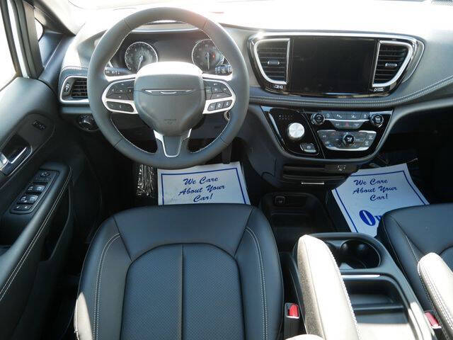 2027 Chrysler Pacifica Select