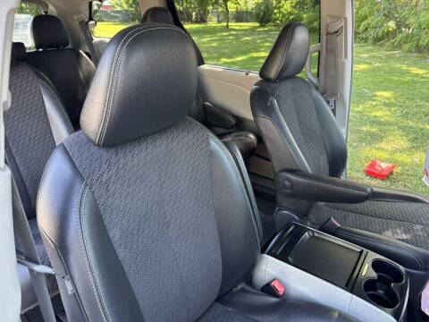 2011 Toyota Sienna SE 8-Passenger
