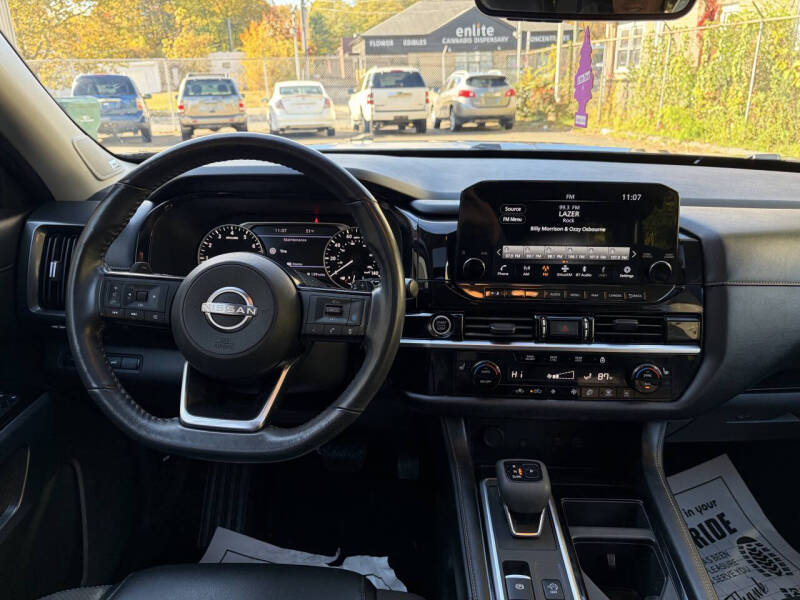 2023 Nissan Pathfinder SL