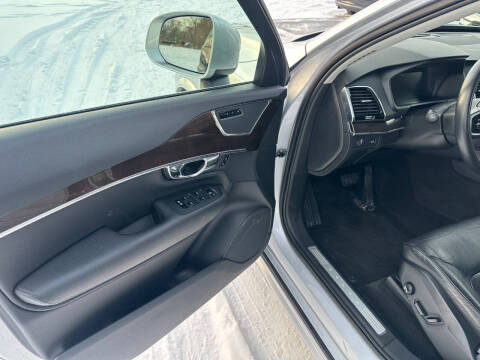 2016 Volvo XC90 T6 Momentum