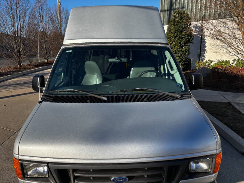 2005 Ford Econoline Wagon XL photo 11