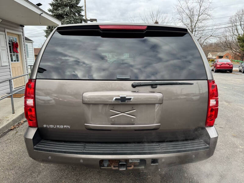 2011 Chevrolet Suburban LT photo 14