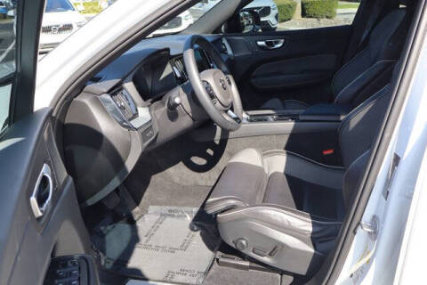 2024 Volvo XC60 Recharge T8 Ultimate Dark Theme