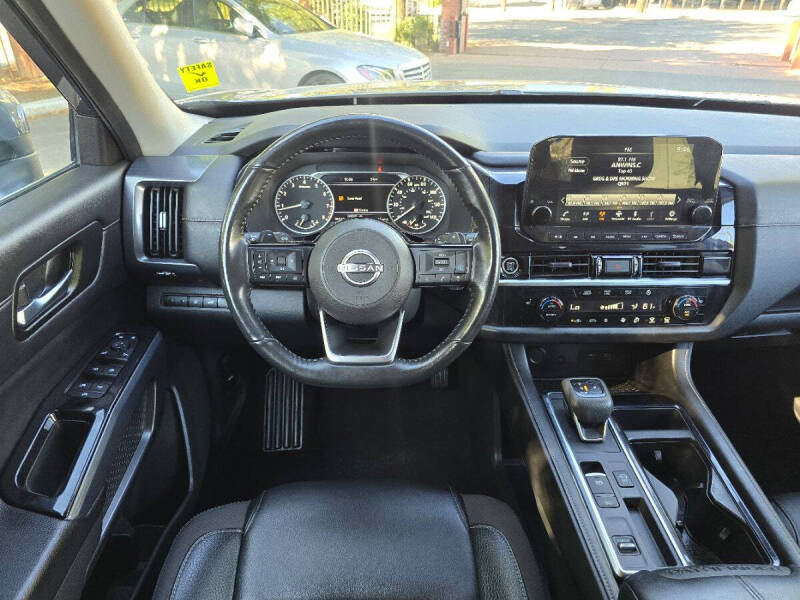 2023 Nissan Pathfinder SL