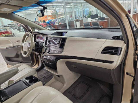 2014 Toyota Sienna LE 8-Passenger