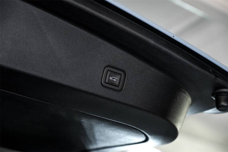 2024 Cadillac LYRIQ Luxury 1