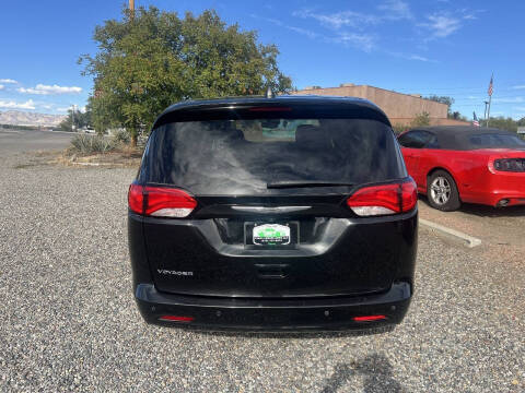 2022 Chrysler Voyager LX