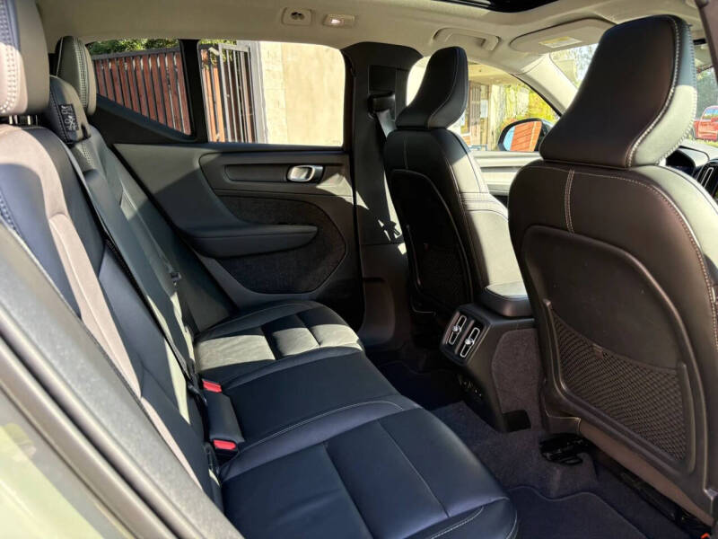 2023 Volvo XC40 B5 Plus Dark Theme