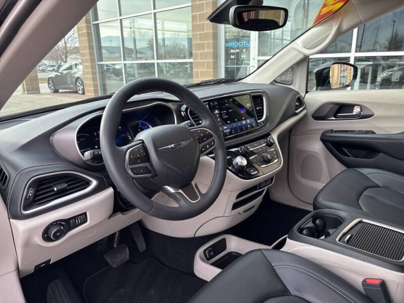 2024 Chrysler Pacifica Plug-In Hybrid Select