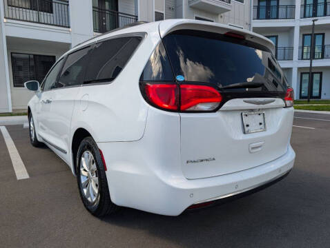 2017 Chrysler Pacifica Touring-L