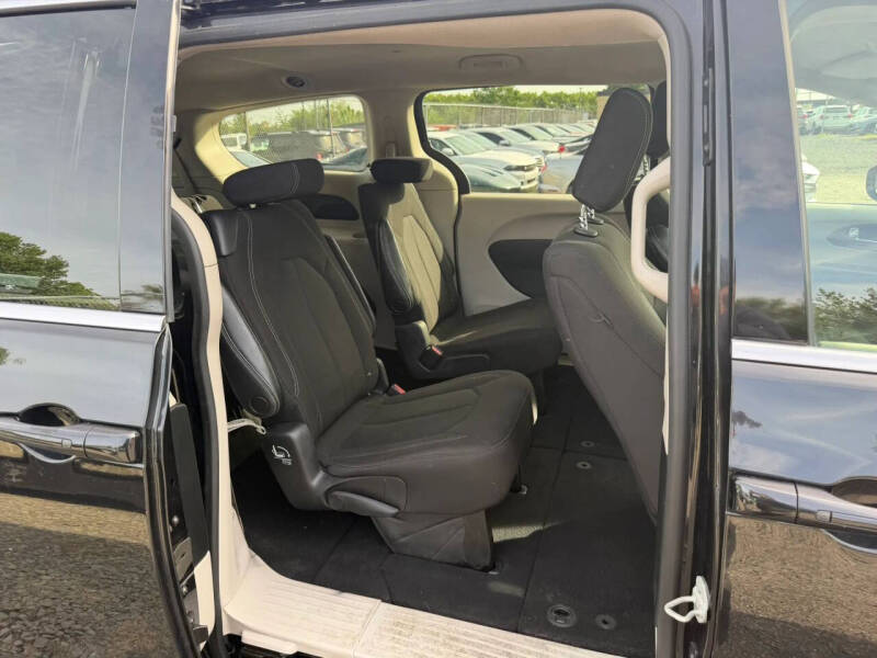 2022 Chrysler Voyager LX
