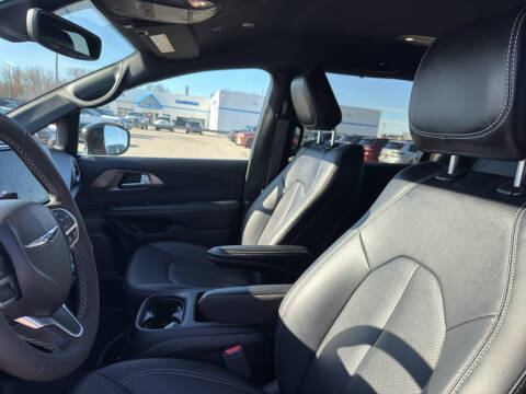 2025 Chrysler Pacifica Select