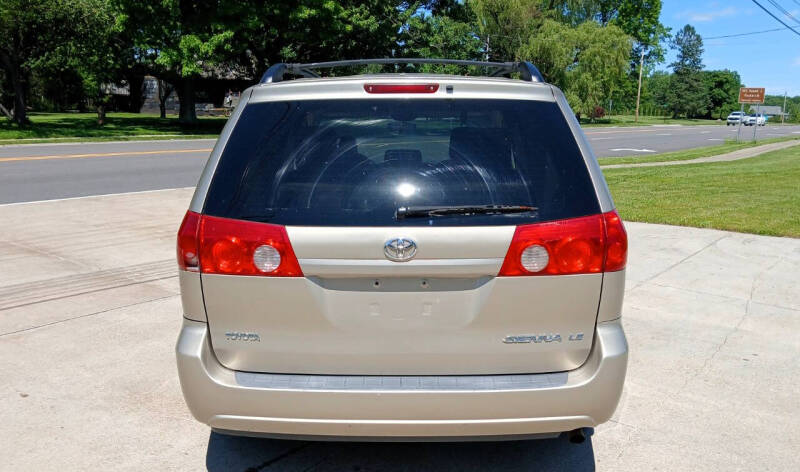 2009 Toyota Sienna LE 8-Passenger