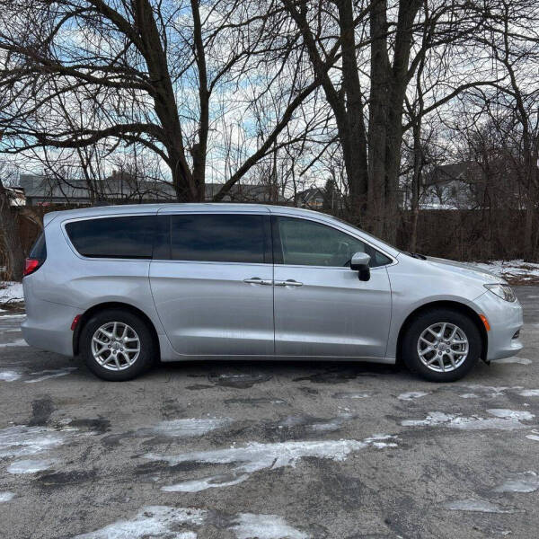 2023 Chrysler Voyager LX
