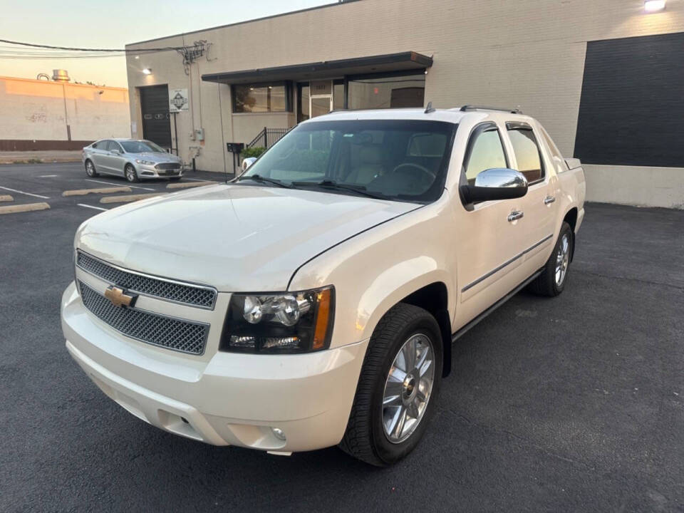 2010 Chevrolet Avalanche for sale at Sarenco Auto Inc in Dallas, TX