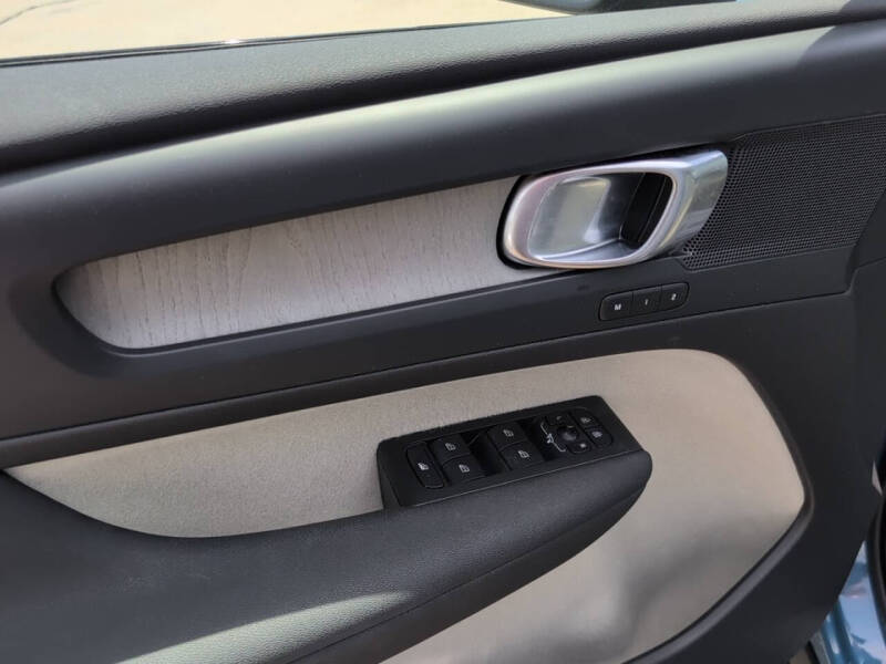 2023 Volvo XC40 B5 Plus Dark Theme