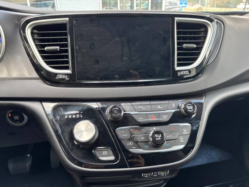 2025 Chrysler Pacifica Select