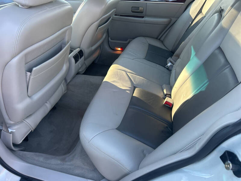 2005 Lincoln Town Car Signature Limited