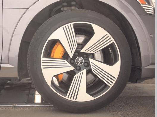 2022 Audi e-tron quattro Premium Plus