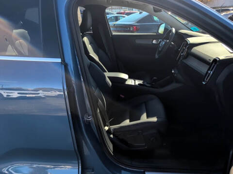 2025 Volvo XC40 B5 Core Bright Theme