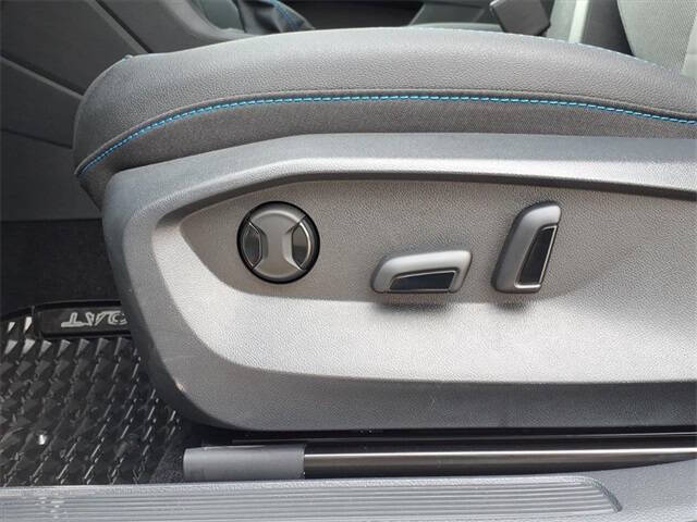 2024 Volkswagen Taos SE Black