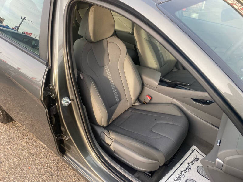 2025 Hyundai Elantra SE