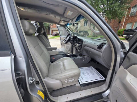 2004 Toyota Sequoia SR5