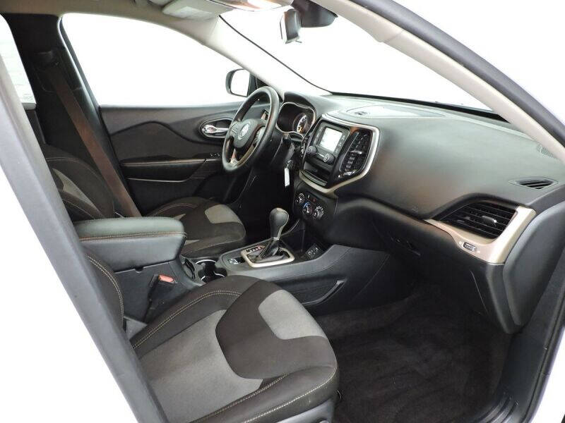 2016 Jeep Cherokee Sport
