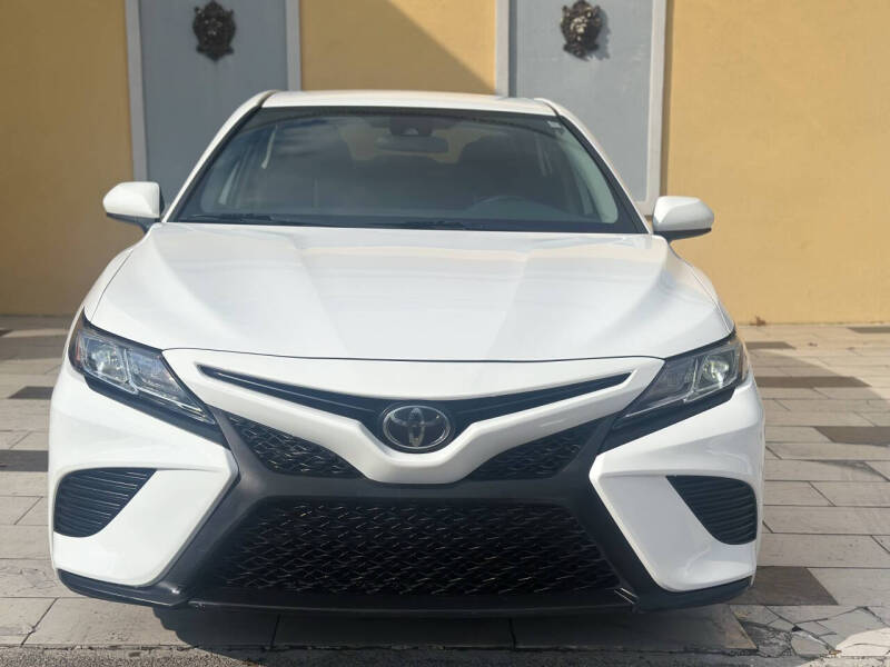 2019 Toyota Camry SE's photo