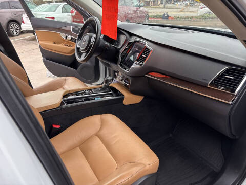 2016 Volvo XC90 T6 Momentum