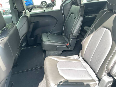 2027 Chrysler Pacifica Select
