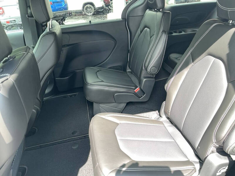 2027 Chrysler Pacifica Select