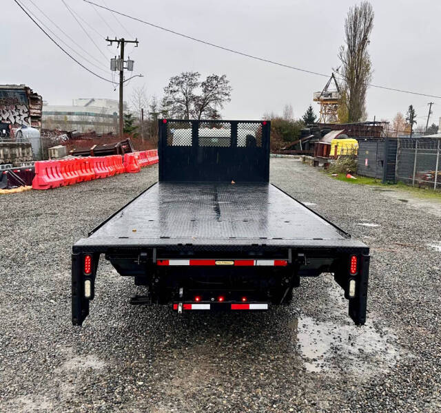 2015 Isuzu NRR  23' Flatbed + Lift Gate