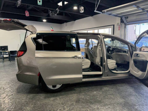 2018 Chrysler Pacifica Hybrid Touring Plus