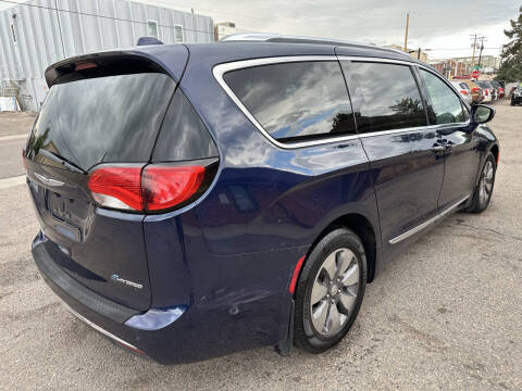 2017 Chrysler Pacifica Hybrid Platinum