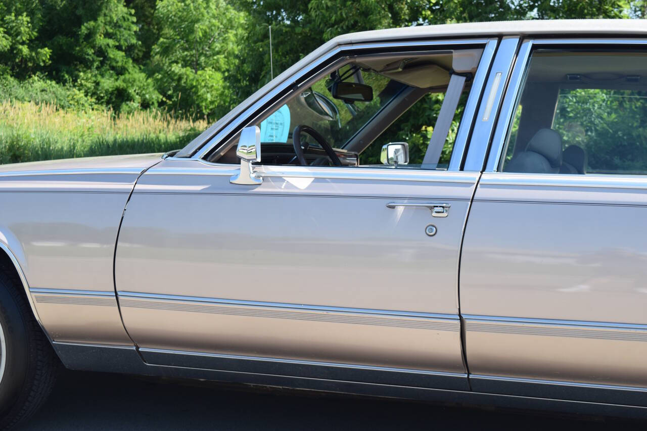 1991 Cadillac Brougham 22