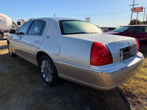 2005 Lincoln Town Car Signature Limited