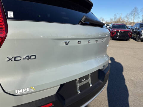 2025 Volvo XC40 B5 Core Bright Theme