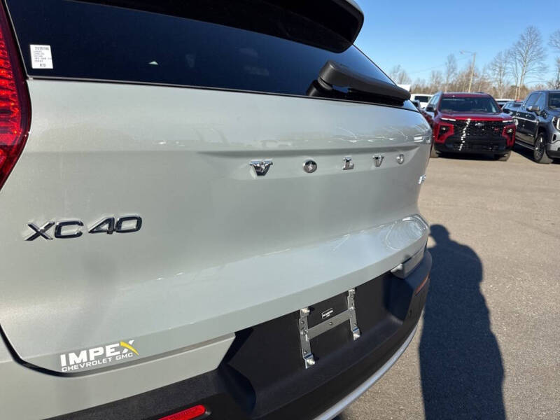 2025 Volvo XC40 B5 Core Bright Theme