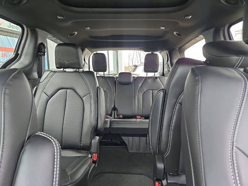 2026 Chrysler Pacifica Select