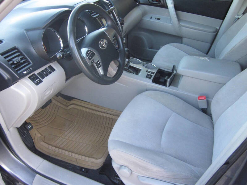 2013 Toyota Highlander Plus photo 10