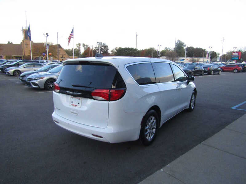 2022 Chrysler Voyager LX