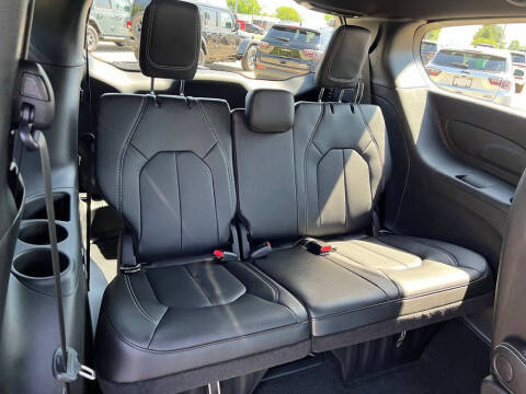 2027 Chrysler Pacifica Select