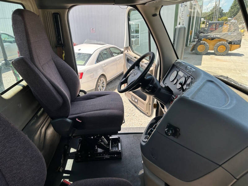 2016 Freightliner Cascadia 113 Semi Truck