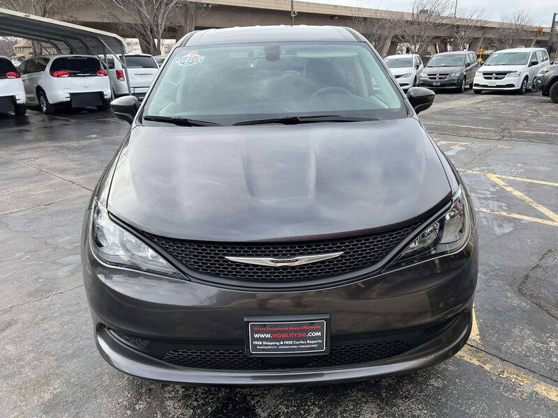 2022 Chrysler Voyager LX