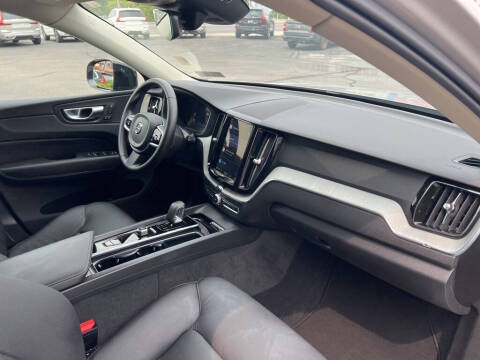 2025 Volvo XC60 B5 Plus Dark Theme