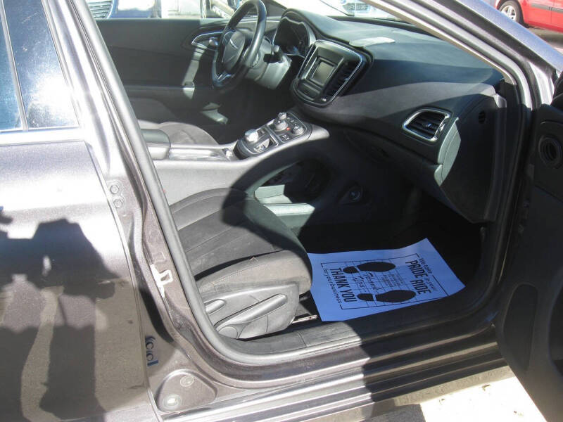 2017 Chrysler 200 LX