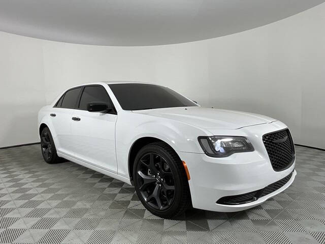 2023 Chrysler 300 Touring photo 3