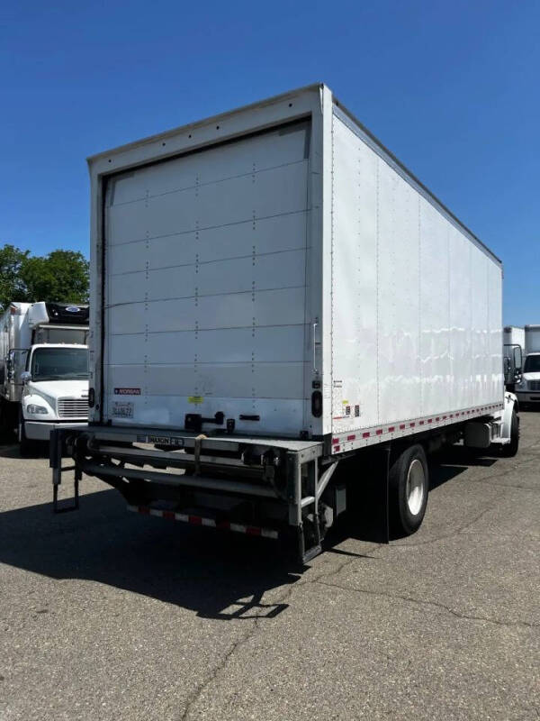 2021 Freightliner M2 106